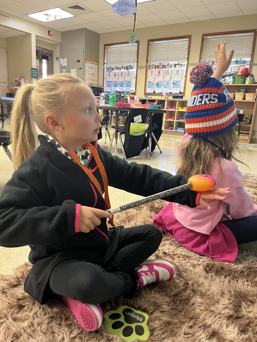 AJMicieli's tweet photo. I was able to go to Ms. Ruggiero’s class and work on some phonics with the students. 

Together, we tapped out words to find out what letter we change to create new words. 

#PositivityEmpowersSuccess https://t.co/azJB9pMDI8
