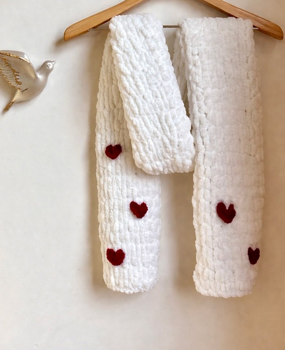 rhizomehandmade's tweet photo. میشه ریتوییت کنید؟
مینا، دوست هنرمند منه. استعفا داد که به زودی استودیوی خودش رو راه بندازه. کارش خوب پیش می‌رفت که رسیدیم به این دوران سخت.
کوسن تاپستری، شال مبل، تابلوی نقاشی و کلی کار دیگه سفارش می‌گیره. ضمنا کانال آموزش رایگان هم داره
https://t.co/CVJZ2PuKrY https://t.co/ABDkHJF4lu