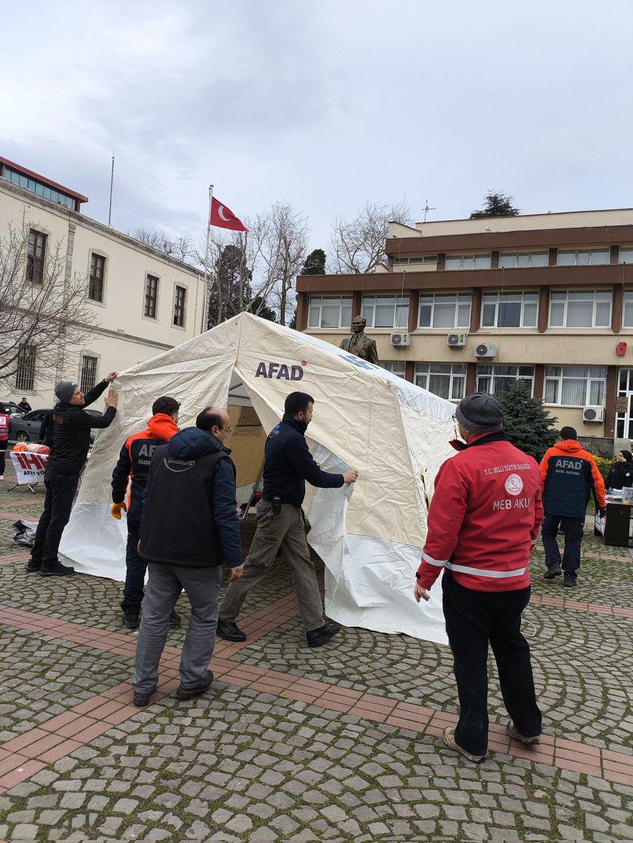 SinopHYSF's tweet photo. 6 Şubat 2023'te yaşanan deprem felaketinin anma yıldönümü etkinlikleri kapsamında Hükümet Meydanı'nda fotoğraf sergisi düzenledik. Alanda AFAD, Kızılay, İtfaiye ve UMKE ekipleri de yer aldı. @tcmeb @meb_dhgm @mebisgb @ozkan_meb @MetinTayarer @sinopilmem @sinopmemsaglik @SinopMem https://t.co/5H07Ga3vrV