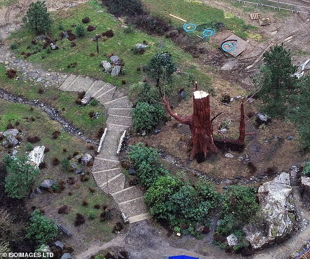 HOGWARTS ESTÁ VIVA! Vazaram fotos dos sets da série de Harry Potter da HBO pelo jornal The Daily Mail. As fotos mostram a estufa de Herbologia e outros lugares que devem aparecer na série de televisão.

No último vazamento, todos essses sets estavam em construção.