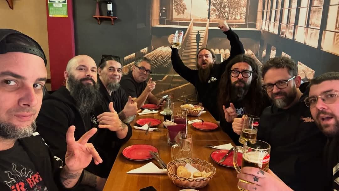 Hoy tocan en Tenerife los albaceteños ANGELUS APATRIDA dicen que la mejor banda de Thrash Metal española del momento (para mí no) pero aún así me gustan. El almuerzo que se pegaron hoy en la isla es de ¡aúpa!.