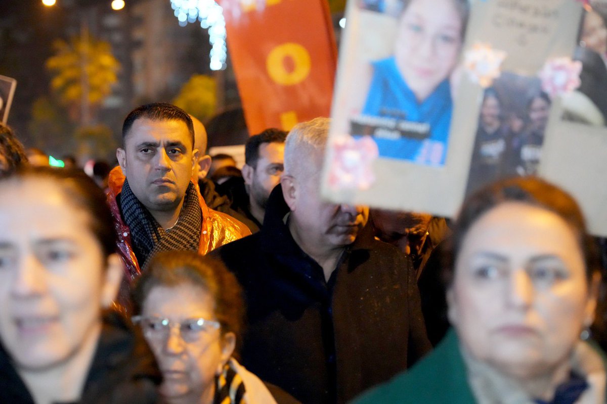 emrahkozay01's tweet image. 6 Şubat’ın karanlığında yitirdiğimiz canlarımızı, bu akşam meşalelerin ışığında andık.

Acımız hala ilk günkü kadar derin…  
Bu yürüyüş; kaybettiklerimizi unutmama, unutturmama ve daha güvenli kentler kurma kararlılığımızın simgesidir.

Hayatını kaybeden tüm vatandaşlarımızı…