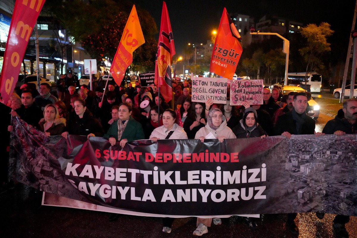 emrahkozay01's tweet image. 6 Şubat’ın karanlığında yitirdiğimiz canlarımızı, bu akşam meşalelerin ışığında andık.

Acımız hala ilk günkü kadar derin…  
Bu yürüyüş; kaybettiklerimizi unutmama, unutturmama ve daha güvenli kentler kurma kararlılığımızın simgesidir.

Hayatını kaybeden tüm vatandaşlarımızı…