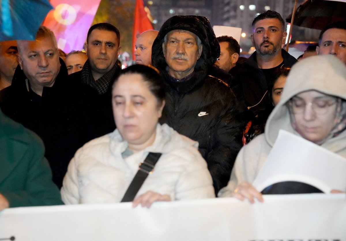 emrahkozay01's tweet image. 6 Şubat’ın karanlığında yitirdiğimiz canlarımızı, bu akşam meşalelerin ışığında andık.

Acımız hala ilk günkü kadar derin…  
Bu yürüyüş; kaybettiklerimizi unutmama, unutturmama ve daha güvenli kentler kurma kararlılığımızın simgesidir.

Hayatını kaybeden tüm vatandaşlarımızı…