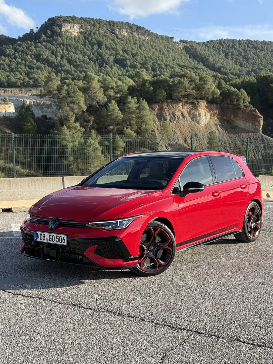RealMrHowMuch's tweet photo. Some quick facts about the VW Golf 8.5 GTi Edition 50.
• Made to celebrate 50 Years of the GTi
• Most powerful GTi ever with 239 KW / 420 NM
• Top Speed of 270 KM/H
• 0-100 KM/H in 5.3 seconds
• Akrapovič exhaust system
@VolkswagenSA @VW #gti50 #edition50 #Volkswagen https://t.co/HNQoWBfgH6