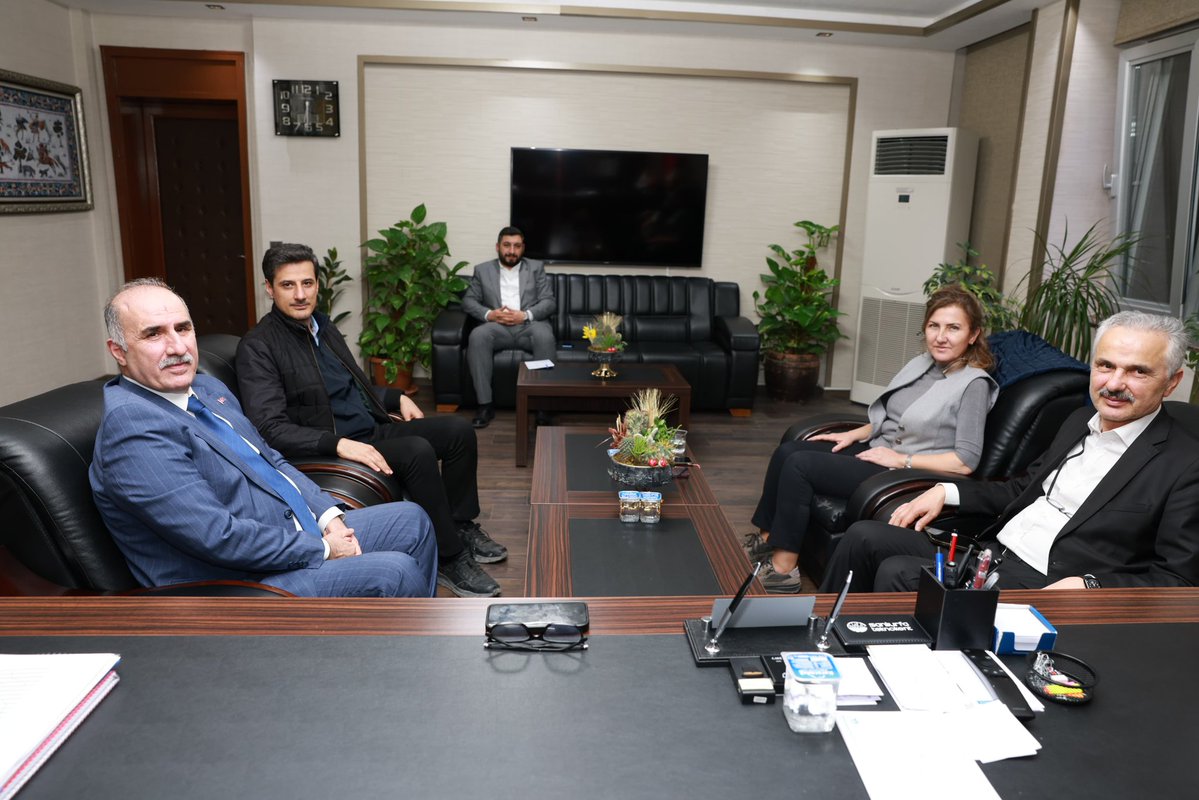 İller Bankası Genel Müdür Yardımcısı Erdoğan TOPÇU, Daire Başkanları Mustafa TANSEL ve Gamze ASLAN ile birlikte Şanlıurfa’da yürütülen altyapı projelerini görüşmek üzere ŞUSKİ Genel Müdürümüz Emin İZOL’u ziyaret etti.