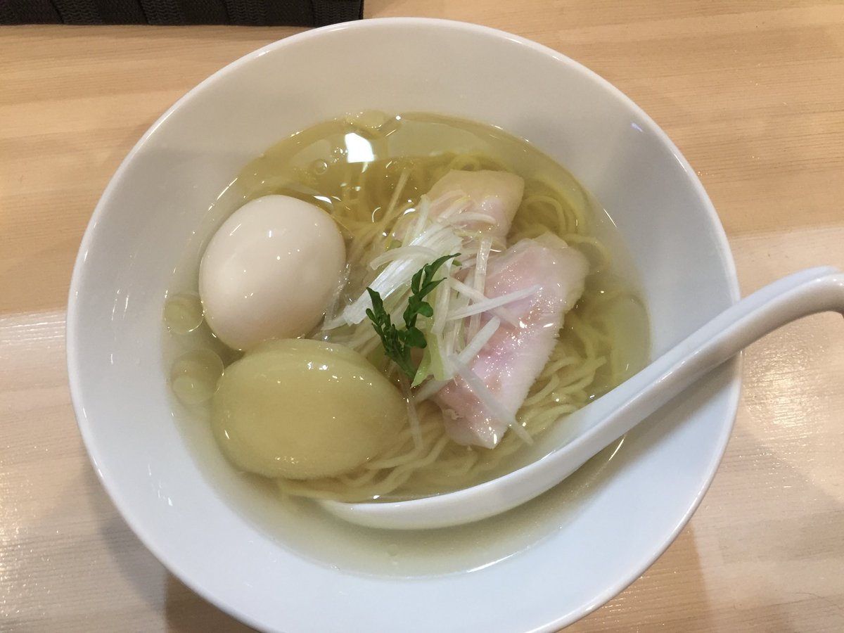 yuka_Rahmen's tweet photo. 今日は浜松町と三田の間にある 吉法師さんの
鶏清湯桃をいただきました！
渋谷の頃は通常になかったかな？
桃うまー🍑
ぶどうも食べたことあるけど桃の方が個人的に好きかも✨️
ここのスープとほのかな甘みがマッチしてて深みあってほんと好き🫶😋 https://t.co/hApdMzTWNQ