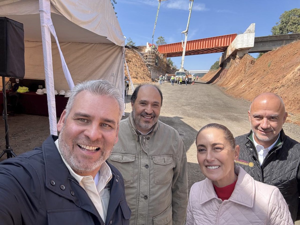 ¡Michoacán ya no se detiene! Qué gusto acompañar a nuestra presidenta <a href="/Claudiashein/">Claudia Sheinbaum Pardo</a> y al secretario de la <a href="/SICTmx/">SICT México</a>, Jesús Antonio Esteva Medina, a supervisar que el tramo Pátzcuaro - Ziracuaretiro ya esté casi al 100 % con sus 4 carriles.

¡Y las buenas noticias siguen! Ya viene