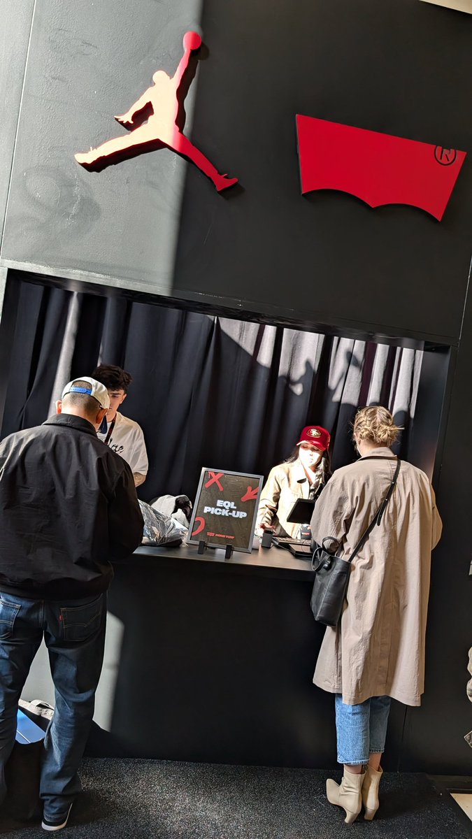 24GEric's tweet photo. Just picked them up 🙌🏼 Cool pop up by @LEVIS here in SF for Superbowl #Jordan3 #JordanLevis  #SuperbowlLX #kotd #wdywt #yoursneakersaredope #snkrskickcheck https://t.co/6LB3l3H3Oa