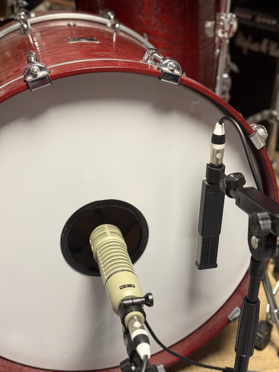 EMHR_Studio's tweet photo. #drums #recording 
@shure Beta 91A #kick in
@Electro_Voice RE20 Kick out
@sE_Electronics VR2 Voodoo Kick Sub https://t.co/GsaoAq7rCU
