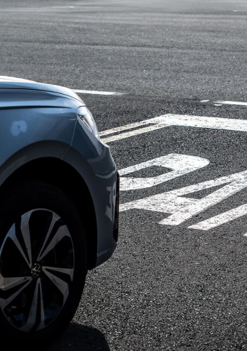 Dirigir bem no trânsito urbano começa antes de sair de casa. Manter pneus calibrados, checar itens básicos do carro, evitar distrações, respeitar seus limites e agir com empatia fazem toda a diferença no dia a dia da cidade. 
Saiba mais em: pirelli.com/global/pt-br/r…