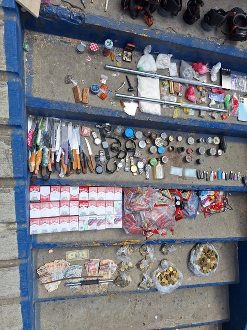 Factor4_GT's tweet image. Decomiso de lujos y mascotas en requisa carcelaria masiva 🇬🇹

Ayer, en un operativo conjunto del @Ejercito_GT y la @PNCdeGuatemala  en el Preventivo de la Zona 18, hallaron más de 370 TVs, aires acondicionados, consolas, refrigeradoras, armas y hasta animales dentro de algunas…