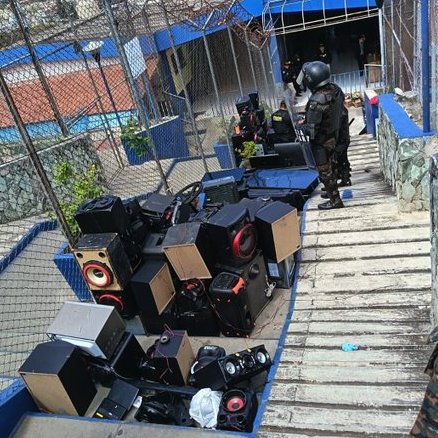 Factor4_GT's tweet image. Decomiso de lujos y mascotas en requisa carcelaria masiva 🇬🇹

Ayer, en un operativo conjunto del @Ejercito_GT y la @PNCdeGuatemala  en el Preventivo de la Zona 18, hallaron más de 370 TVs, aires acondicionados, consolas, refrigeradoras, armas y hasta animales dentro de algunas…