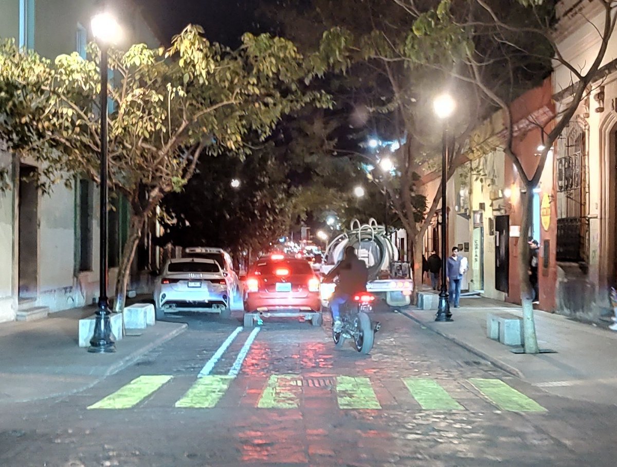 ContraProMx's tweet photo. 👮‍♂️👮‍♂️📣📣 #Desgobierno La calle de Macedonio Alcalá en el centro histórico de Oaxaca, que es peatonal, utilizada con toda impunidad por los vehículos de turismo como área de desplazamiento, además de usar la calle de Morelos como sitio exclusivo de parqueo, a pesar que es área prohibida 😡😡😡.
Dónde está la autoridad municipal? La autoridad vial?  Dónde están los enérgicos inspectores?
Esto es parte del caos en una de las ciudades consideradas nicho turístico del país

@raychagoya
@MunicipioOaxaca

Foto: redes