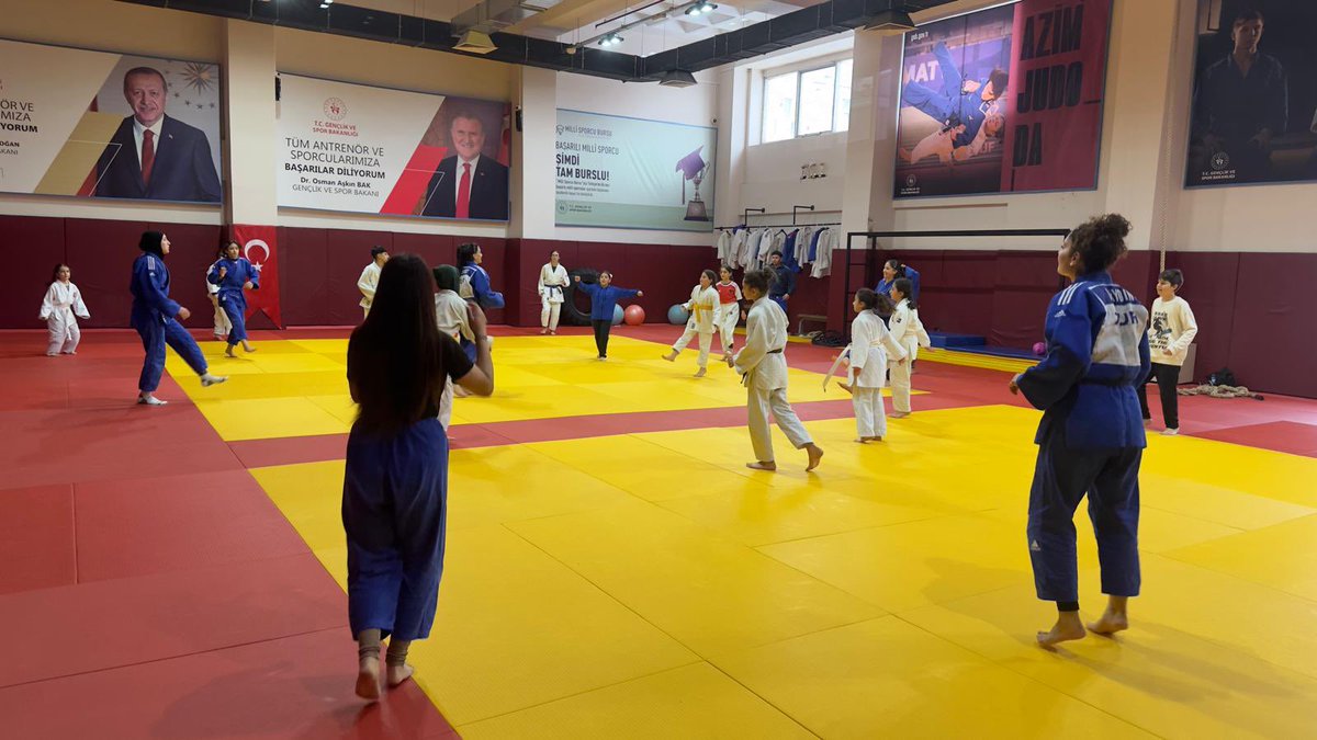 Judomuz Büyüyor, Yolumuza Kararlılıkla Devam Ediyoruz!🥋

Disiplin,saygı ve sürekli gelişim ilkeleriyle, judo antrenmanlarımız tüm hızıyla devam ediyor.

Her idman, yalnızca teknik becerilerimizi değil,karakterimizi de güçlendirdiğimiz bir adım.

📍Tuşba | Çok Amaçlı Spor Salonu