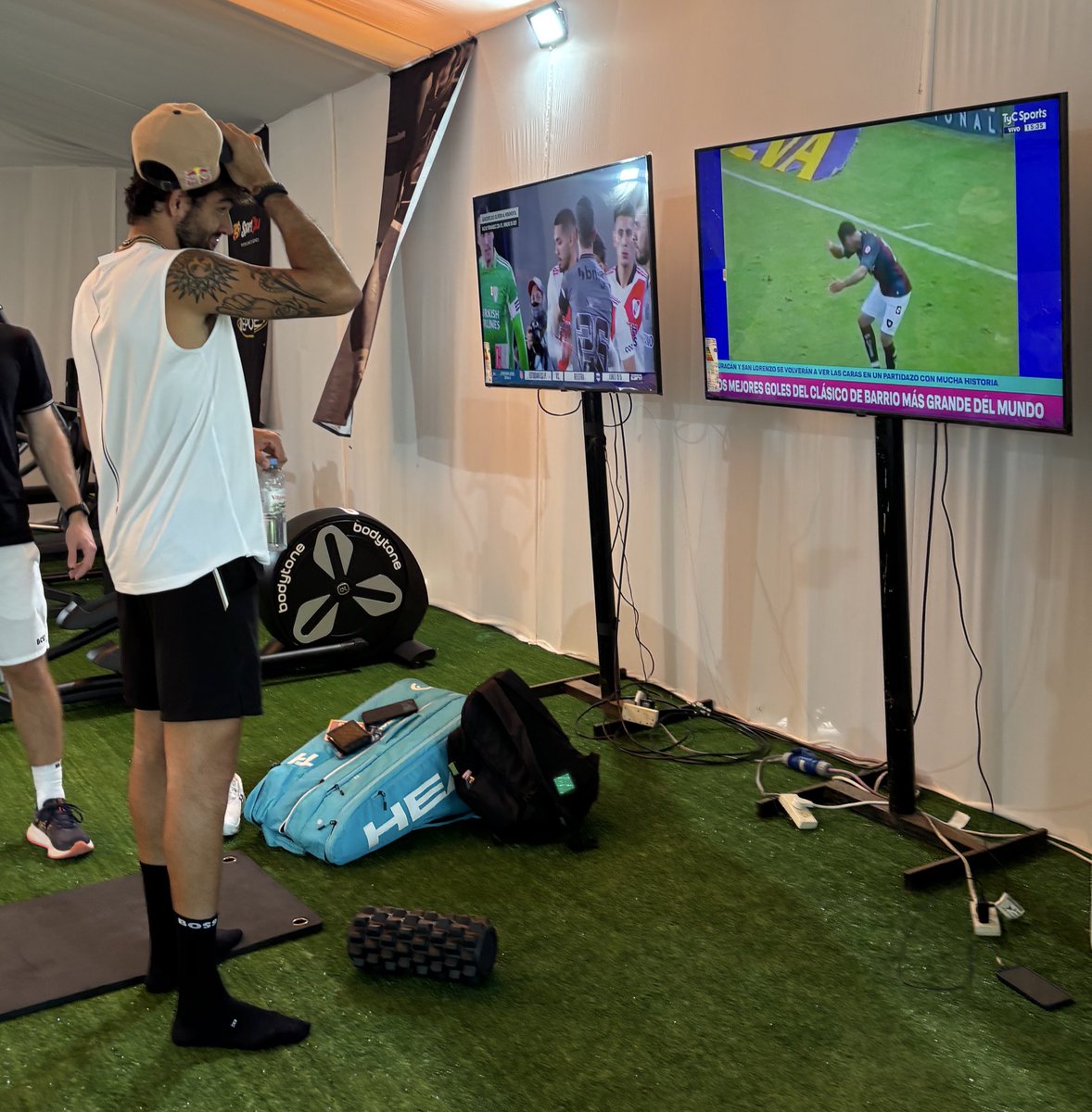 Admítelo, no esperabas ver a Matteo Berrettini 🇮🇹 viendo los mejores goles de la historia del clásico San Lorenzo - Huracán en tu inicio