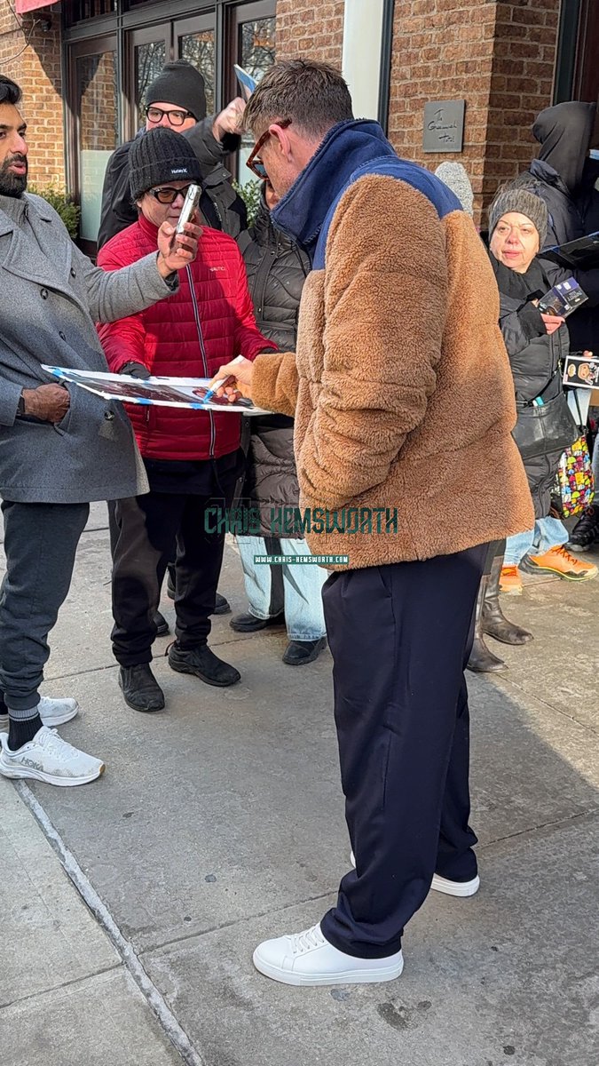 chemsworthcom_'s tweet photo. 📸 Chris Hemsworth leaving the Greenwich Hotel in New York City on February 06.
🔗 https://t.co/A5Xluq0nZV https://t.co/g7Xs9TSFQq