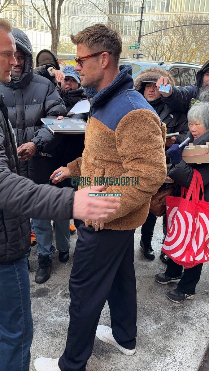 chemsworthcom_'s tweet photo. 📸 Chris Hemsworth leaving the Greenwich Hotel in New York City on February 06.
🔗 https://t.co/A5Xluq0nZV https://t.co/g7Xs9TSFQq