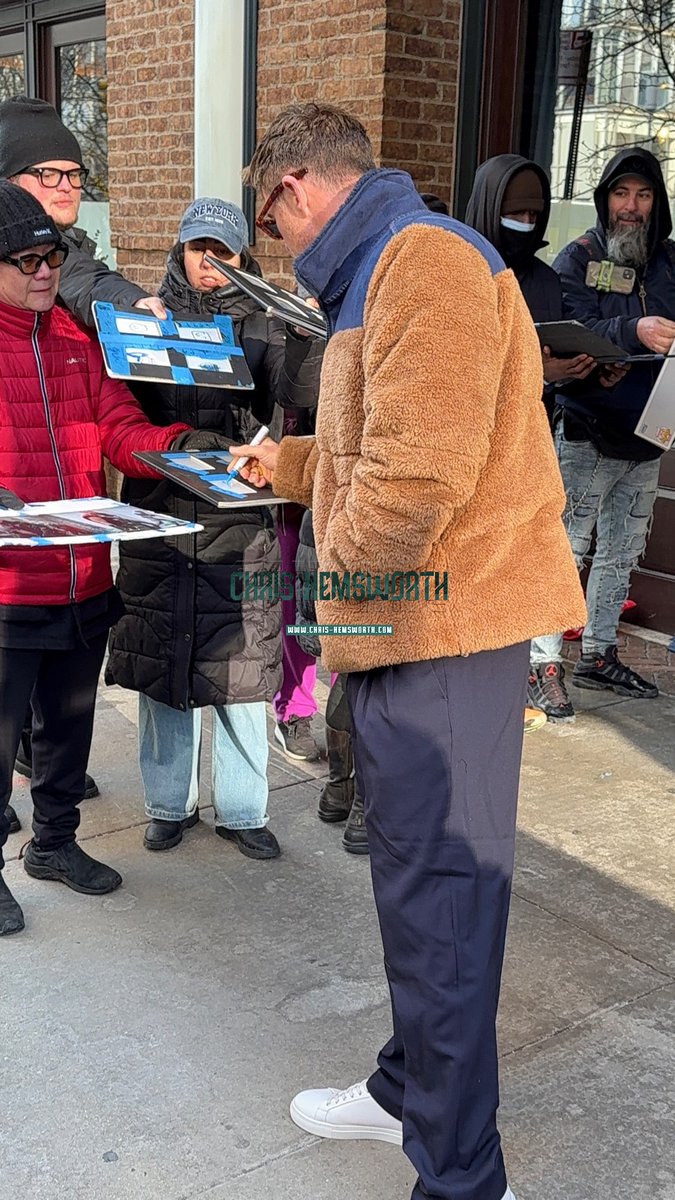 chemsworthcom_'s tweet photo. 📸 Chris Hemsworth leaving the Greenwich Hotel in New York City on February 06.
🔗 https://t.co/A5Xluq0nZV https://t.co/g7Xs9TSFQq
