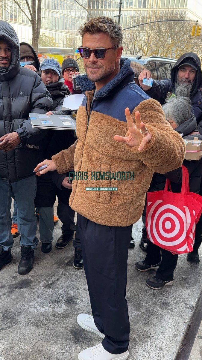 chemsworthcom_'s tweet photo. 📸 Chris Hemsworth leaving the Greenwich Hotel in New York City on February 06.
🔗 https://t.co/A5Xluq0nZV https://t.co/g7Xs9TSFQq