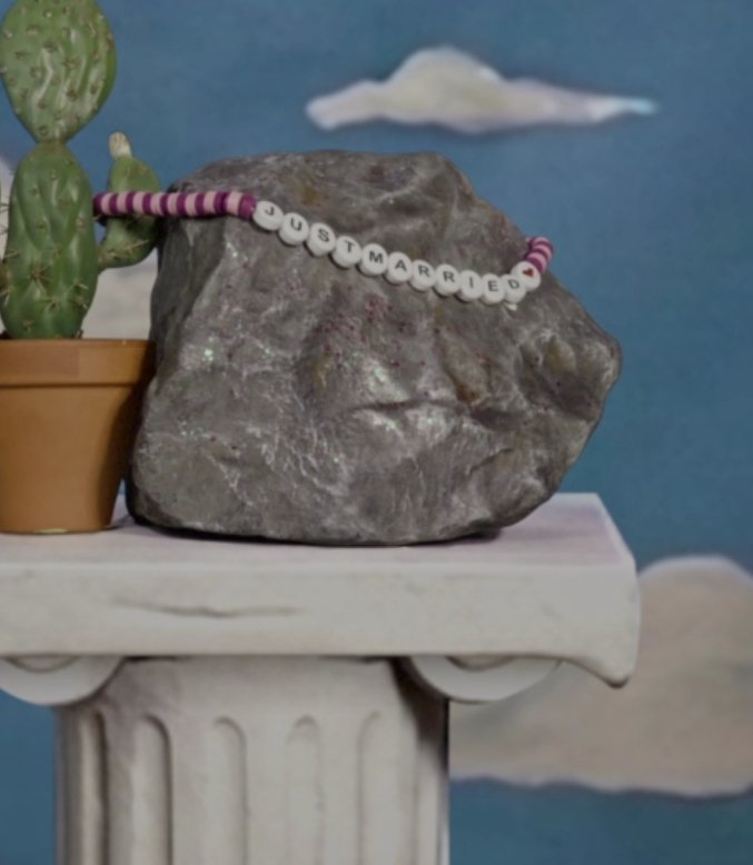 imalltoowell's tweet photo. Can we talk about how the rock only communicates through friendship bracelets aka her work, that she wrapped around him no one knows what the rock is like except for her .the version everyone else knew of she created it and made him that. And after they broke up https://t.co/yFnUCFPNfe