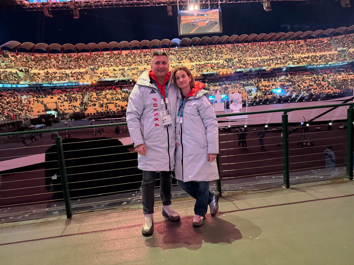 RPiesiewiczPKOl's tweet photo. Rozpoczynamy XXV ZIO Mediolan-Cortina 2026 na sławnym San Siro. Życzę szczęścia całej Olimpijskiej Reprezentacji Polski! ✌️ https://t.co/0vBn0kz3S4