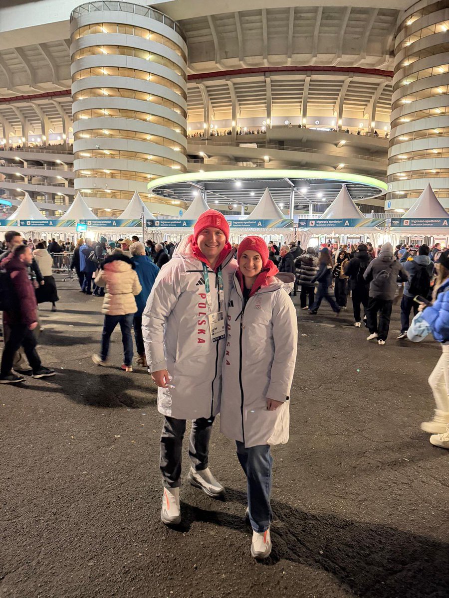 RPiesiewiczPKOl's tweet photo. Rozpoczynamy XXV ZIO Mediolan-Cortina 2026 na sławnym San Siro. Życzę szczęścia całej Olimpijskiej Reprezentacji Polski! ✌️ https://t.co/0vBn0kz3S4