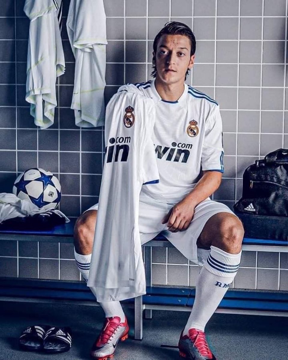 🇩🇪 Mesut Özil at Real Madrid:

👤 3 seasons
⚽️ 27 goals
🅰️ 80 assists

Magic. ✨