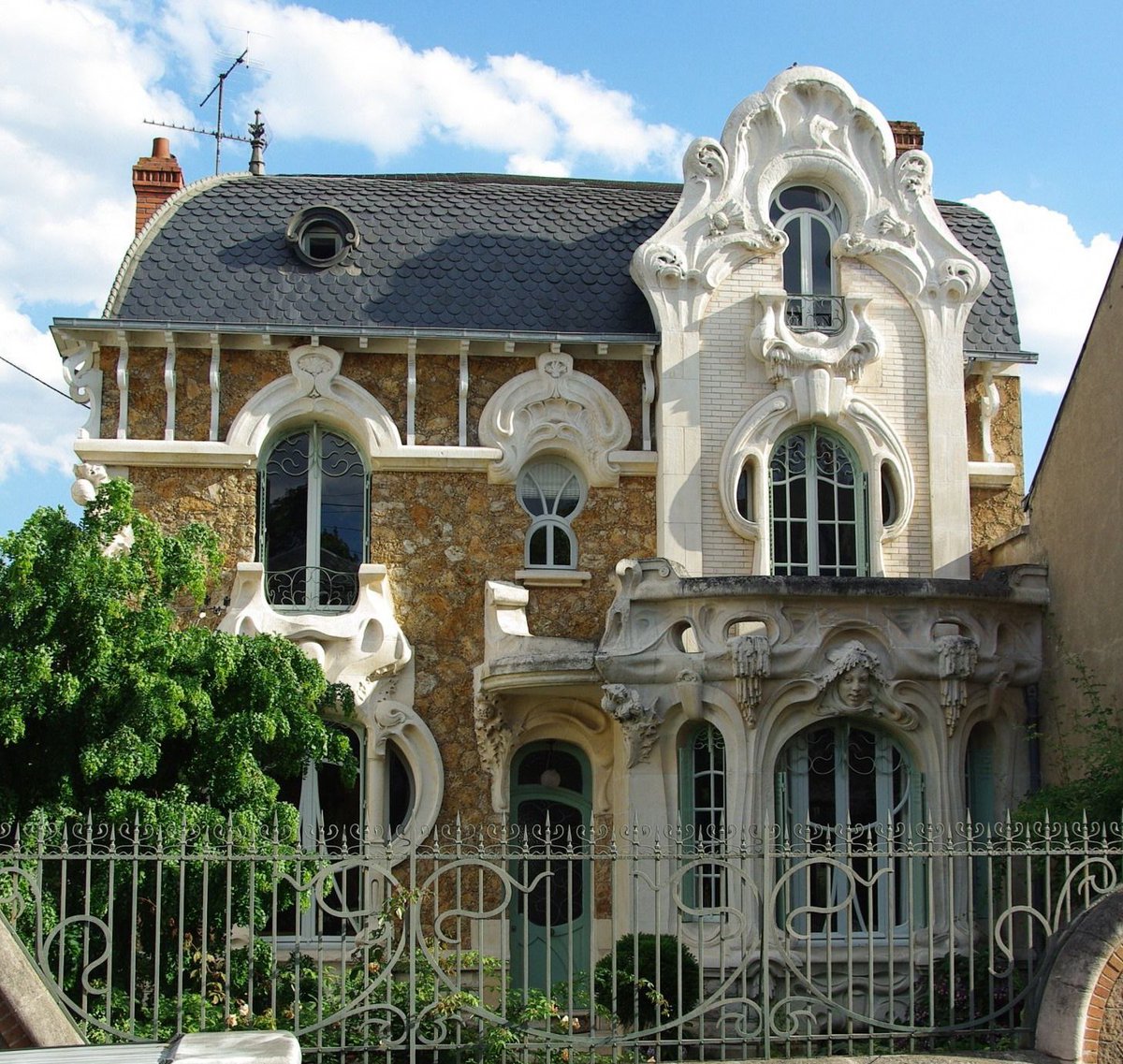dutchbuildings's tweet image. "Maison Barillet", a striking Art Nouveau residence built in 1905 in #Orléans 🇫🇷 by building contractor Georges Barillet as his own home. Its eccentric façade features exuberant vegetal motifs (thistles, seaweed, water streams, siren masks) in limestone, combined with meulière