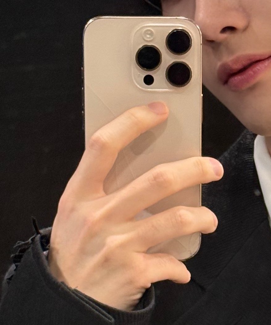 imdriaan's tweet photo. 리안 핸드폰 점점 아파보인다……
변색된케이스 금방이라도사라질것같은노스텔지아 둘다깔끔하게없애고 생폰깨뜨리기 https://t.co/eExDzg2JIZ