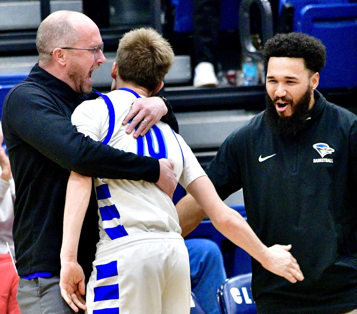 HeadlinerSports's tweet photo. Even with injured wrist, Cupit makes winning free throw with 1.7 seconds remaining https://t.co/2RW0msnaNx @CleverBasketba1 https://t.co/m55jakeubU