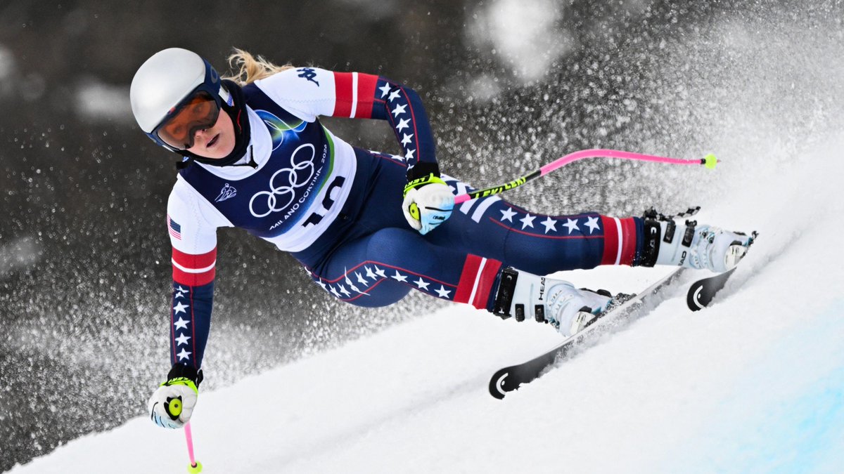 KneeScience's tweet image. Lindsey Vonn just accomplished one of the most impressive athletic feats I've ever seen! 

Here is a still-image of Lindsey maneuvering down the slopes of an Olympic training run, at age 41, with a *FULLY TORN ACL* she sustained *JUST* last week!

What do you make of this?