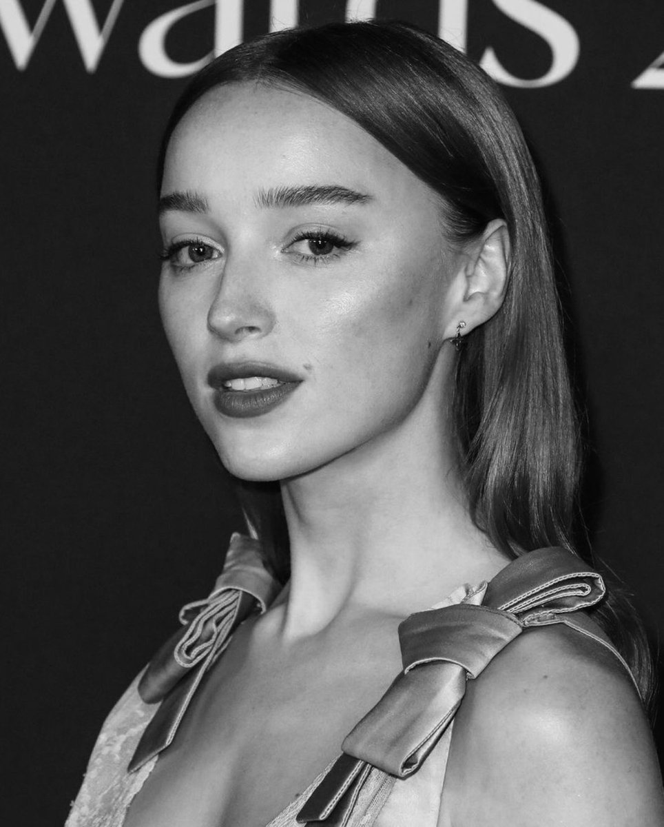 All about Phoebe Dynevor tweet media