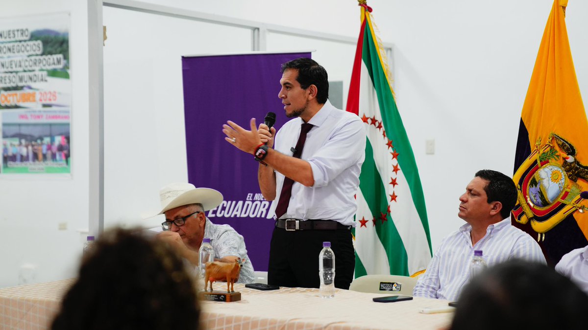 MinTrabajoEc's tweet photo. El ministro @haburbano mantuvo una reunión de trabajo con la Corporación de Ganaderos de Manabí, la Asociación de Plataneros y la Federación de Barrios de Chone, para impulsar mejoras en las condiciones laborales del sector agrícola y generar oportunidades para jóvenes. https://t.co/FgHB5q3Ycc