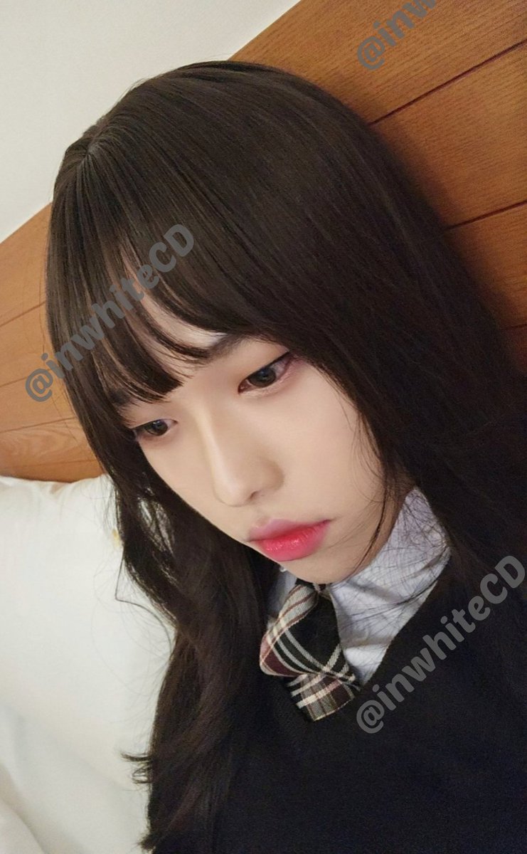 inwhiteCD's tweet photo. 님들 그거 알아요?
사람은 마지막 순간
뇌에 남은 모든 에너지를 한 번에 분출한대요.
도파민, 엔돌핀, 아드레날린 같은 호르몬들.
심장이 멈춰도 
뇌는 약 7분 정도 살아 있고,
그동안 평생의 기억이 
주마등처럼 스쳐 지나간대요.
어쩌면 인생은
그 7분짜리 영화 한 편을 보기 위한
80년짜리 긴 촬영일지도 몰라요.