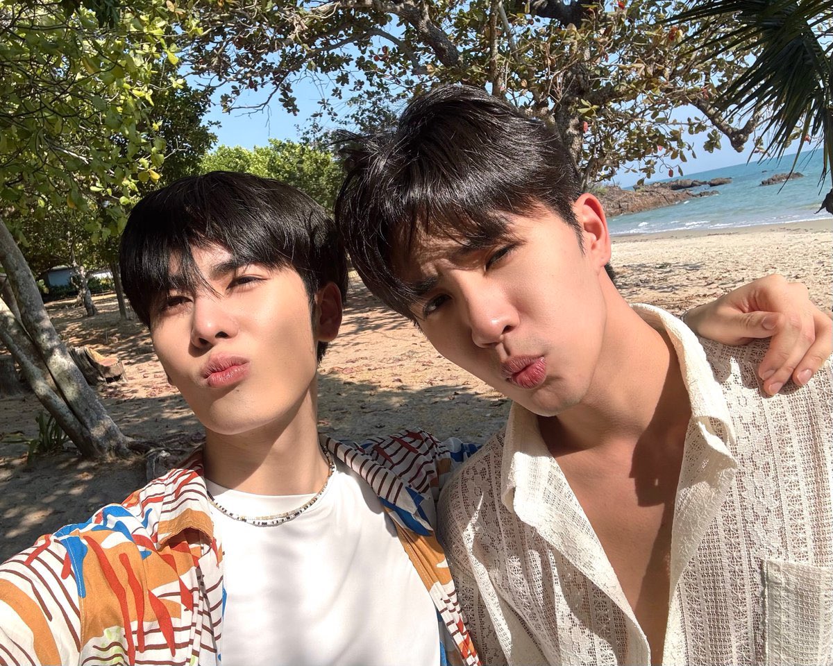 natatalv_'s tweet photo. duhh tengah malem ngeliatin foto mereka yg ini sambil mikir, ini mereka berdua foto manyun² beginii mau cium gw ga sii!? mau jubjub bertiga wkwk🤭
#PerthSanta #pperth #santapp https://t.co/0ebUbQ5Snt