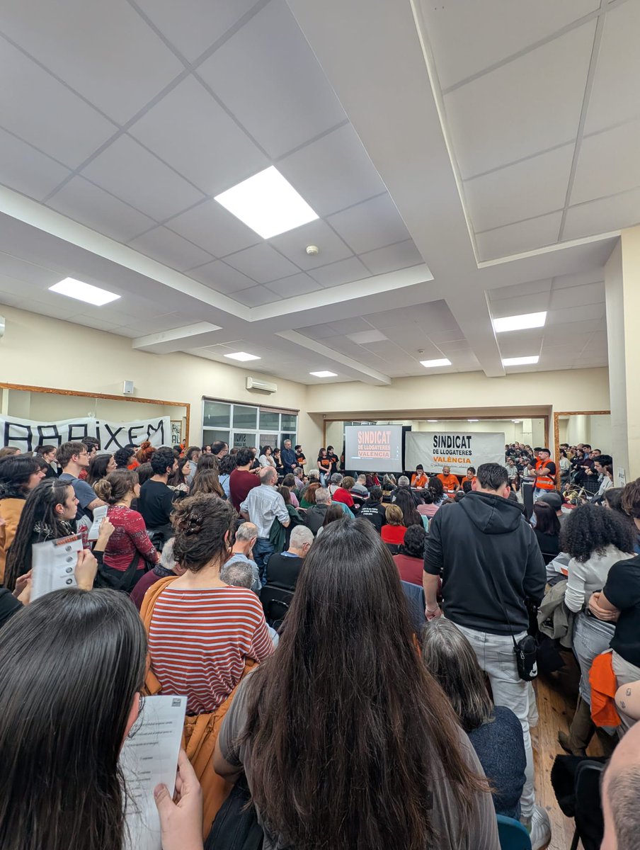 Hui s'ha presentat el sindicat de llogateres de València, una ferramenta d'organització i intel·ligència col·lectiva per a fer front al rendisme i lluitar pel dret a l'habitatge. 

Ens quedem!