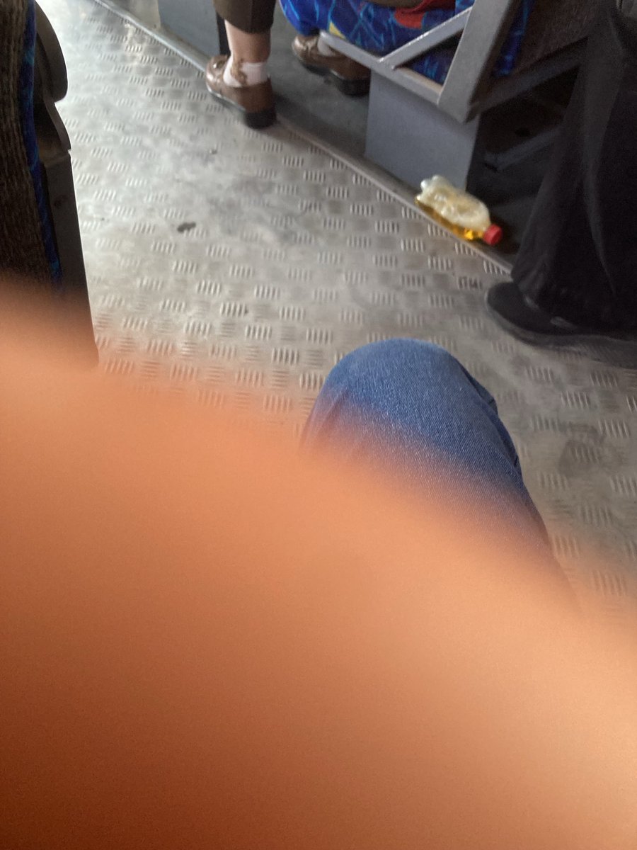 AriRamirococa's tweet photo. Se encontró una botella de orina en un transporte público de Puebla. Señor ⁦@armentapuebla_⁩  póngase trabajar en dar un buen servicio a los ciudadanos. https://t.co/naIO7qxsWy