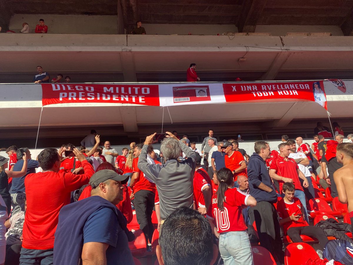 LGImperialN1's tweet image. Victor Blanco  yo no me olvido  que vos mandaste  a poner este trapo en la cancha de los amargos y  que fue orquestado  por vos, por tu hija Barbi Blanco y el Oso Fernández. 
Y ahora te haces el ofendido? 
Chupala ahora.
aguante Racing  y la Verdadera Guardia Imperial 1958-2002