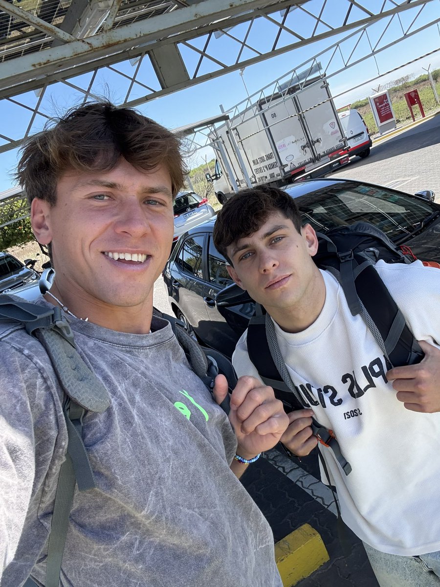 marcosgiles122's tweet photo. Arranca la travesía 
19hs avión a Neuquén 
21 hs arribo + posible stream 
23 horas show de Lita, llegamos?
Sábado a martes viaje a dedo a Bariloche (si dios quiere streameado) https://t.co/pg7pt0LJcp