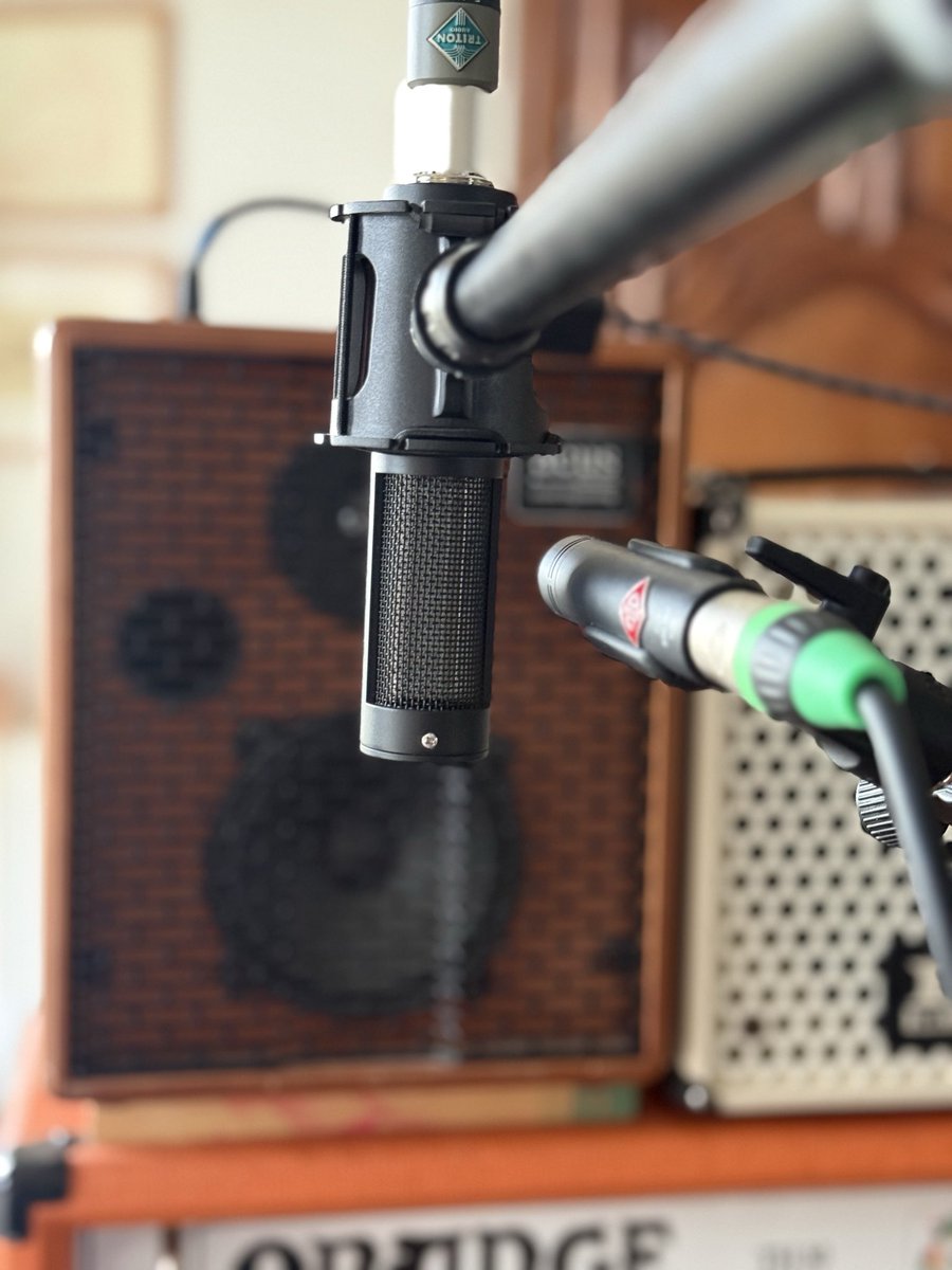 EMHR_Studio's tweet photo. #studio #microphones 
@Aston_Mics Spirit on lead #vocal
@shure SM7B on spoken vocal
@sE_Electronics VR2 Voodoo on #acoustic #guitar and amp
@beyerdynamic M201 and M88 on amps…
https://t.co/4nitxCG7bL https://t.co/O0CO8oLwpA