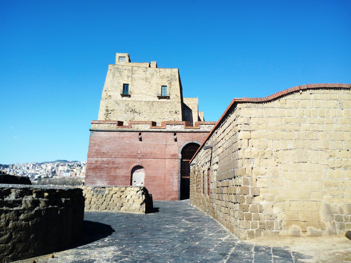IstitutoCast's tweet photo. Napoli, Castel dell'Ovo. La torre Normandia vista dalla batteria del Ramaglietto. Con l'Istituto Italiano dei Castelli https://t.co/MPfVzsvUFw
