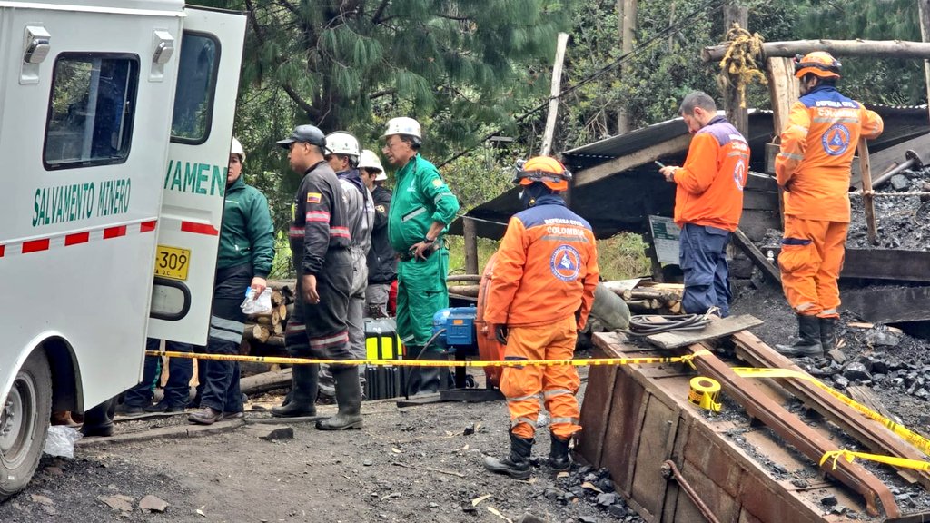 JorgeEmilioRey's tweet photo. Después de las labores de rescate tras el accidente ocurrido en la mina Mata Siete del municipio de #Guachetá, fueron hallados los cuerpos sin vida de dos de los seis mineros atrapados. Asimismo se confirma que la explosión se originó por acumulación de gases, en especial metano. Es una lamentable noticia para Cundinamarca y para el sector carbonífero. 

Desde el #PMU en el municipio de Guachetá nos informan que continúan realizando labores de ventilación para dispersar la acumulación de gases y al final de la tarde se entregará un nuevo reporte.

Acompañamos con solidaridad a las familias de los mineros, seres queridos y a toda la comunidad de #Guachetá en este momento de dolor. Desde la @CundinamarcaGob, la @SecEnergia y la @RiesgosCundi mantendremos nuestra presencia para brindar el apoyo psicosocial e institucional a las familias de las víctimas que sea requerido.