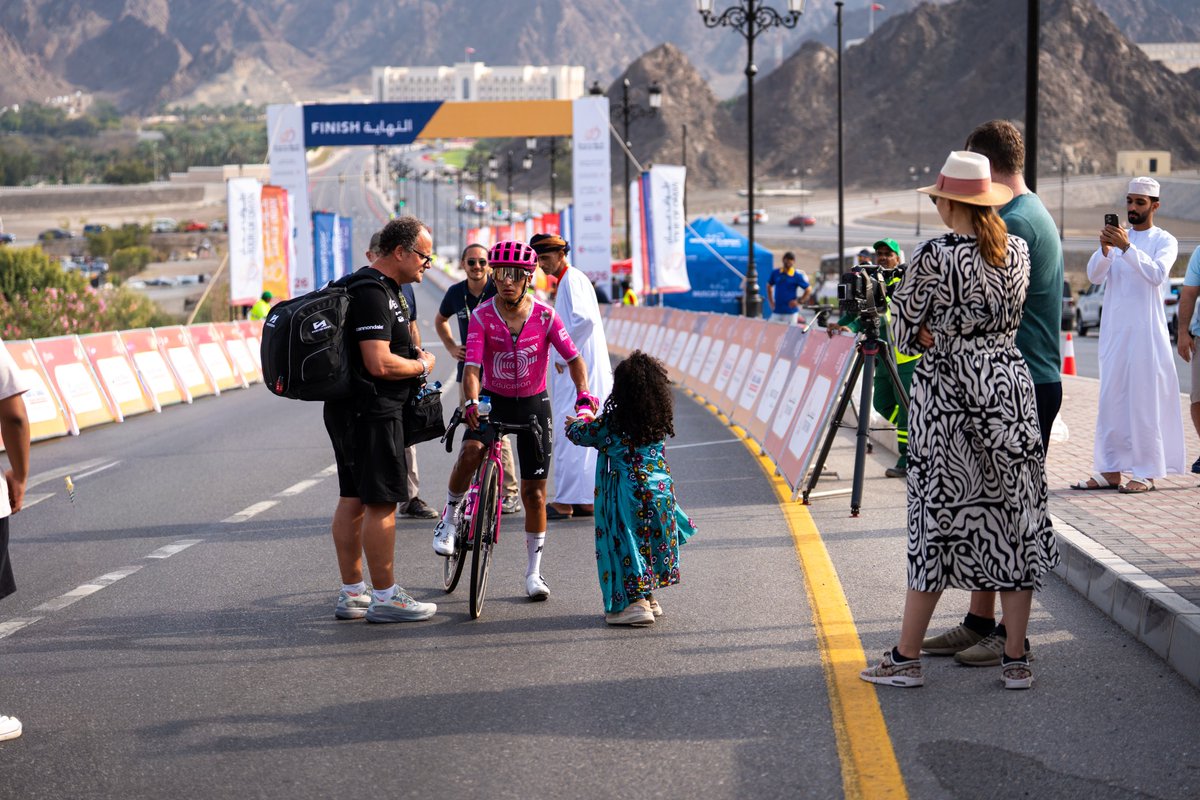 tourofoman's tweet photo. 🚴🏻♂️🥤👧😃🤗
#MuscatClassic https://t.co/xwgVQZUZr6