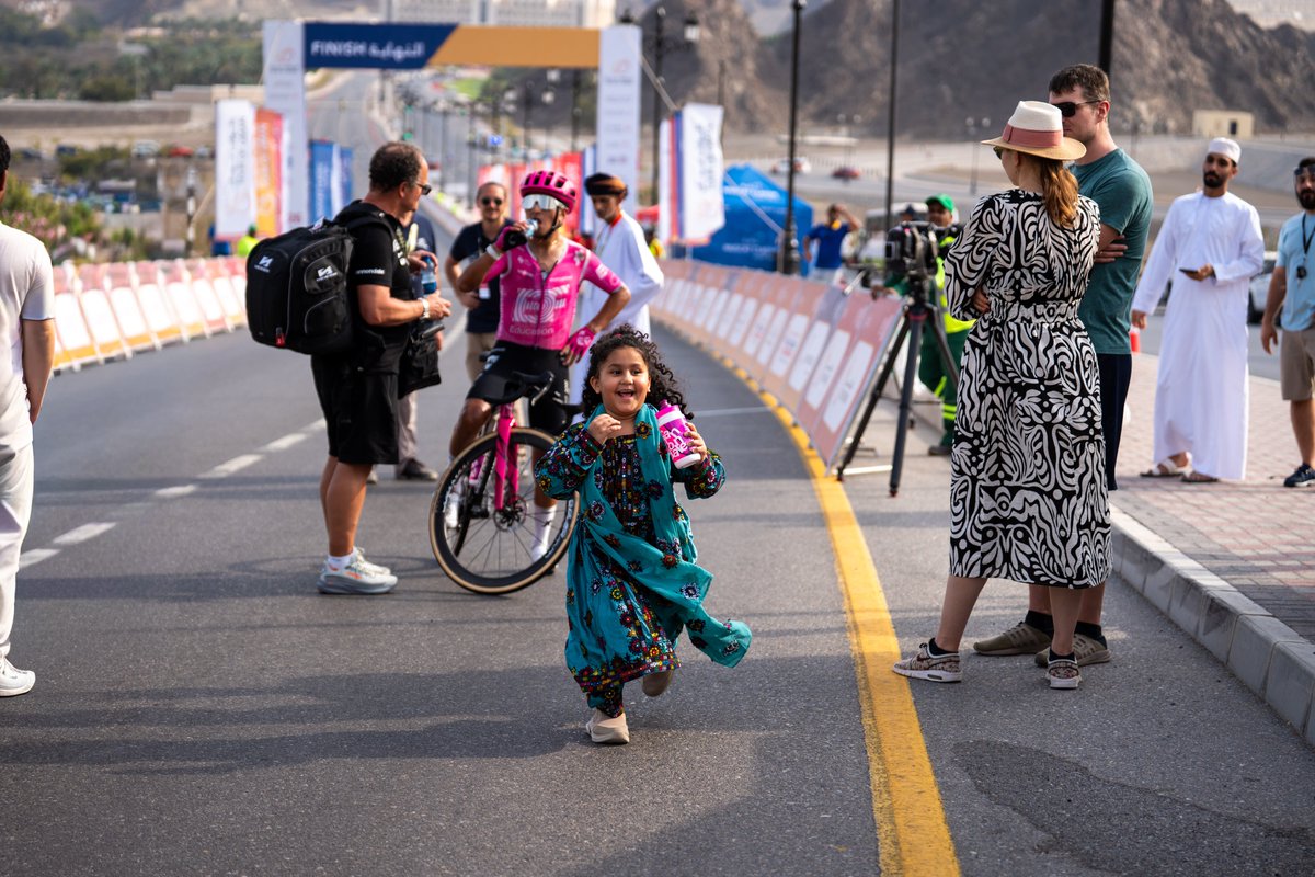 tourofoman's tweet photo. 🚴🏻♂️🥤👧😃🤗
#MuscatClassic https://t.co/xwgVQZUZr6