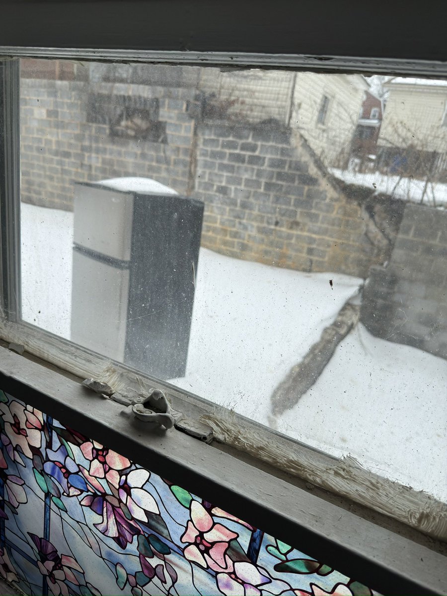 gooserrrr's tweet photo. haha why da fridge outside https://t.co/Qy4mFUXimj