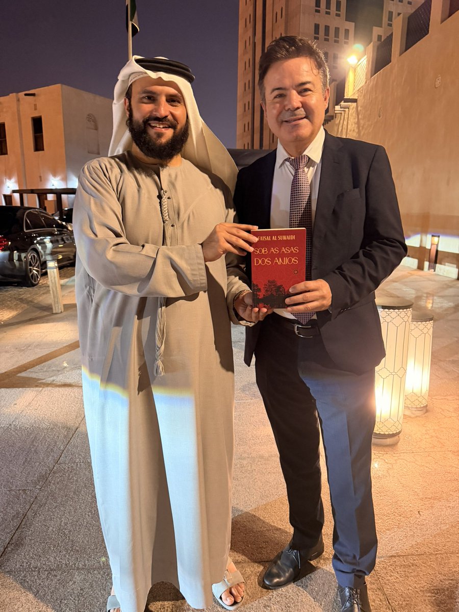 أهديت معالي ألبرتو فيرناندو سانتوس وزير الدولة للشؤون الثقافية في البرتغال  🇵🇹 ، النسخة البرتغالية من روايتي القرية التي حلقت فوقها الملائكة 🇵🇹 🇦🇪