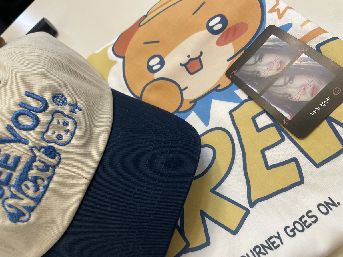 루다언니 생일 축하해요🎂💜

생카가 예쁘게 꾸몄고 귀엽습니다! ! 티셔츠와 모자를 뽑을 줄은 몰랐습니다..깜짝 놀라요ㅠㅠ루강지 마카롱 진짜 귀여우시다..차마 못 먹겠어요! 

이렇게 애써 준비한 모든 것이..정말 수고 많으셨습니다! 
 #수상하지만_리더가_초미녀입니다 #LUDA #루다