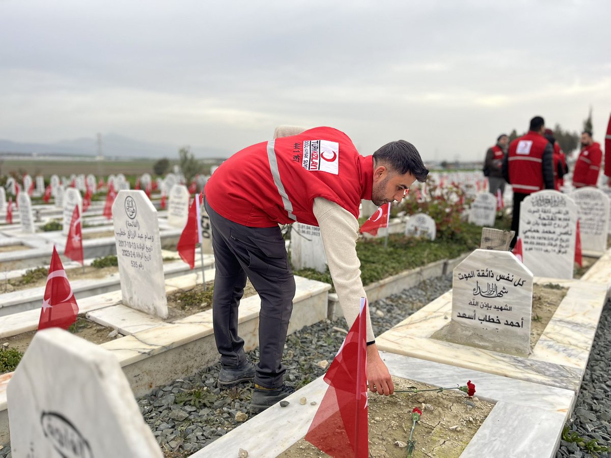 Depremin 3. yıl dönümünde Hatay’dayız ♾️

Asrın felaketinin izlerini unutmadan, dayanışmayı ve sorumluluğumuzu büyütmeye devam ediyoruz.

Genç Kızılay olarak bugün de sahadayız.🖤