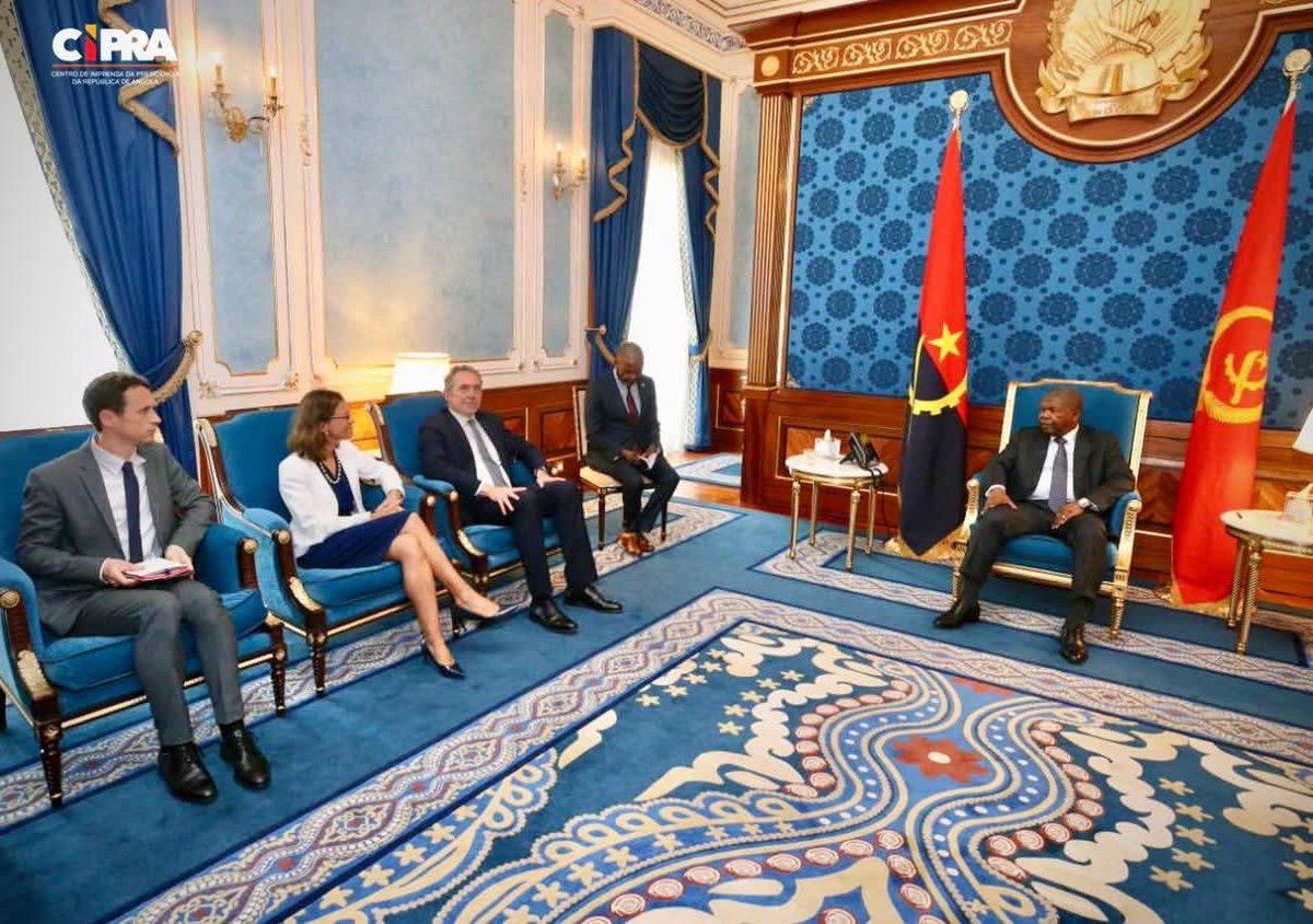 O Presidente da República, João Lourenço, recebeu hoje, em audiência, o Representante Especial da União Europeia para a Região dos Grandes Lagos, Johan Borgstam <a href="/JBorgstam/">Johan Borgstam</a>.

A situação de segurança no leste da República Democrática do Congo foi o tema central do encontro.